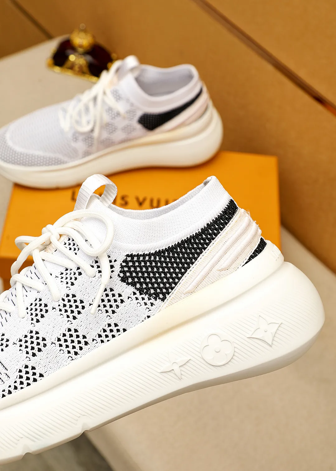 Men's men's shoes 💰480💐 Louis Vuitton Louis Vuitton 2025 new four-season lace-up series! The complex fly-knitting process for shoe uppers is now on the market. The counter has LV shape embossed stitching with original patterns, original raw materials, fabrics, and original fly-knitting! The inside is original and customized! 1:1 outsole mold opening! Foam outsole! 38-44 (45 customized)